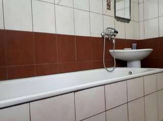 Гостиница Анюта Сочи Четырехместный номер с собственной ванной комнатой вне номера-5