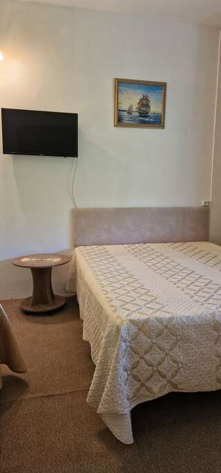 Гостиница Анюта Сочи Трехместный номер с собственной ванной комнатой-3